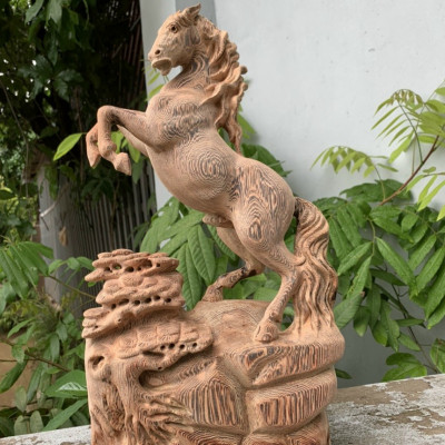 Tượng con ngựa trang trí phong thủy hút tài lộc bằng gỗ mun hoa kt cao 40×22×7,5cm