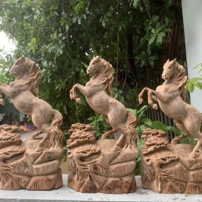 Tượng con ngựa trang trí phong thủy hút tài lộc bằng gỗ mun hoa kt cao 40×22×7,5cm