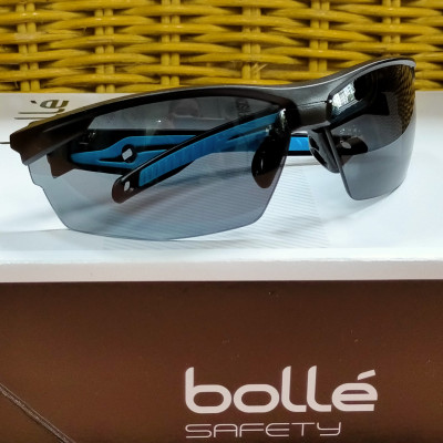 KÍNH BẢO HỘ BOLLE TRYON, Lớp phủ Platinum có khả năng chống xước cao, chống lại các hóa chất mạnh nhất và làm chậm sự xuất hiện của sương mù.  Bảo vệ 99,9% tia UVA/UVB