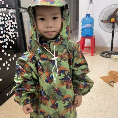 Áo mưa bít trẻ em từ  1 -  4 tuổi ,  áo đi mưa , vải dù  chống thấm ,  họa tiết hoạt hình dễ thương  , kèm túi đựng xinh xắn , giao màu ngẫu nhiên