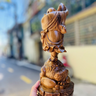 Tượng phật di lặc hai tay ôm thỏi vàng ,chân đứng trên cóc thiềm thừ bằng gỗ bách xanh thơm phức kt cao 30×12×11cm