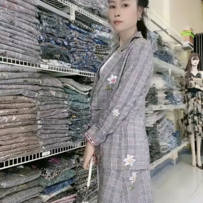 Set vest công sở và chân váy thêu vintage retro.