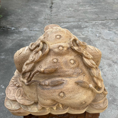 Tượng điêu khắc Cóc thiềm thừ phong thủy hút tài lộc bằng gỗ ngọc am thơm phức kt 48×47×35cm