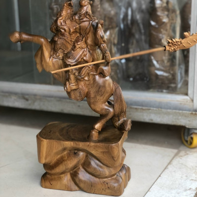 Tượng quan công cưỡi ngựa bằng gỗ bách xanh thơm nức 