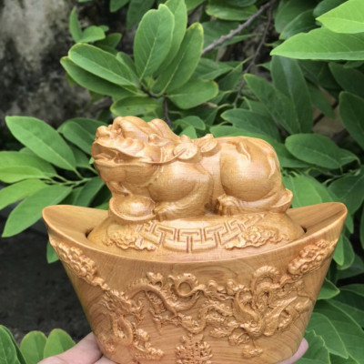 Cặp linh vật tỳ hưu và thiềm thừ trấn hũ vàng ,trang trí phong thủy hút tài lộc bằng gỗ bách xanh thơm phức kt 15×12×8cm