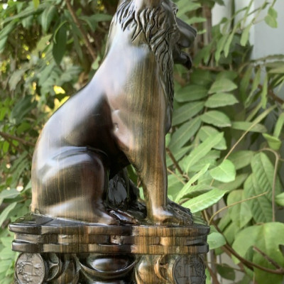 Tượng con chó phong thủy cầu tài lộc bằng gỗ mun hoa kt cao 30cm