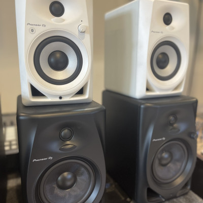 Loa Monitor Active 5inch DM50D mới nhất từ Pioneer DJ - Hàng chính hãng