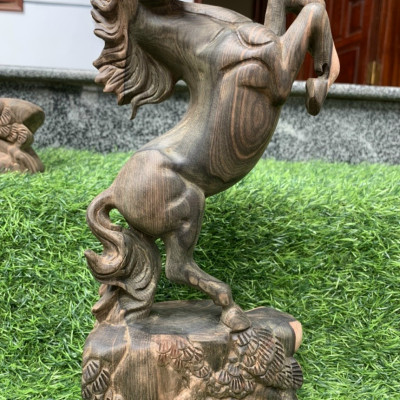 Tượng con ngựa trang trí phong thủy hút tài lộc bằng gỗ mun kt cao 30×15×7cm