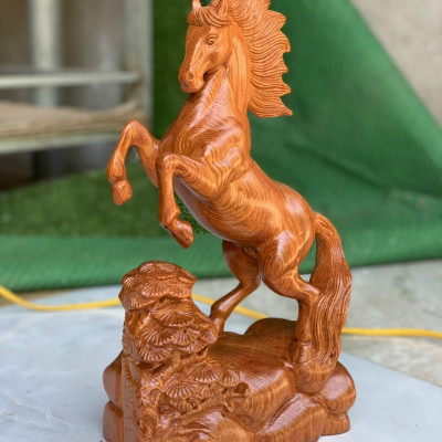 Tượng nhất mã phi thiên bằng gỗ hương kt cao 40×22×10cm