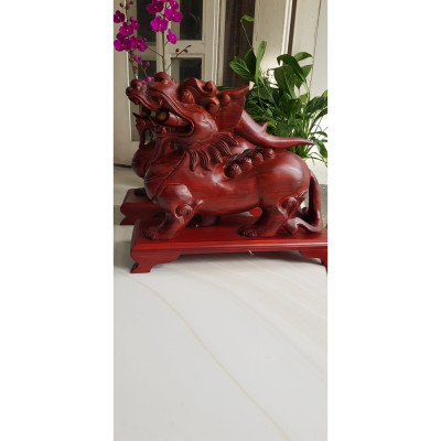 Cặp Tỳ Hưu Ngậm Châu Hút Tài Lộc Gỗ Muồng Size Dài 40cm x Cao 33cm x ngang 15cm trưng Tỳ Hưu phòng khách nhà, công ty Công dụng Tỳ Hưu thu hút tài lộc cho gia chủ ạ