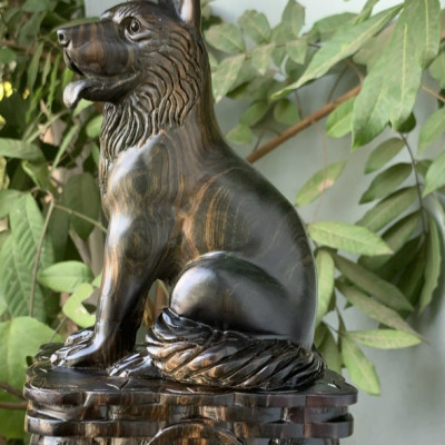 Tượng con chó phong thủy cầu tài lộc bằng gỗ mun hoa kt cao 30cm