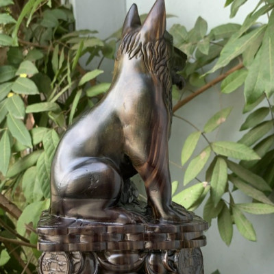 Tượng con chó phong thủy cầu tài lộc bằng gỗ mun hoa kt cao 30cm