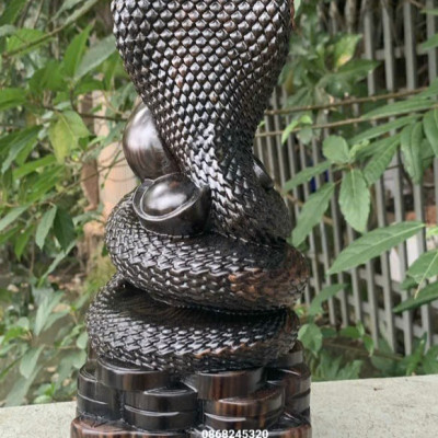 Tượng con rắn phong thủy bằng gỗ mun hoa kt cao 30cm