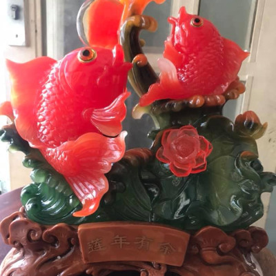 Tượng 2 Cá Chép Đỏ Ngồi Vẫy Đuôi đế gỗ có hoa sen đồng tiền ở trên may mắn tài lộc ý nghĩa có cá có tiền Size 36cm x đk 30cm x Sâu 17cm hợp mệnh hoả mệnh thổ ạ