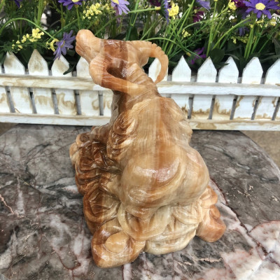 Tượng con trâu giáp ngồi trên thỏi vàng phong thủy đá cẩm thạch vân gỗ trang trí, đặt bàn làm việc - Dài 15 cm