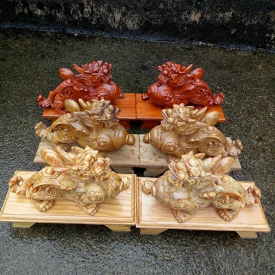 Cặp tỳ hưu phong thủy hút tài lộc về nhà bằng gỗ huyết long kt 20×12×8cm +thêm cả chân đế đi kèm 