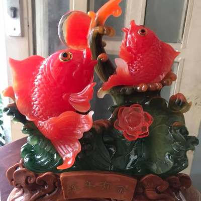 Tượng 2 Cá Chép Đỏ Ngồi Vẫy Đuôi đế gỗ có hoa sen đồng tiền ở trên may mắn tài lộc ý nghĩa có cá có tiền Size 36cm x đk 30cm x Sâu 17cm hợp mệnh hoả mệnh thổ ạ