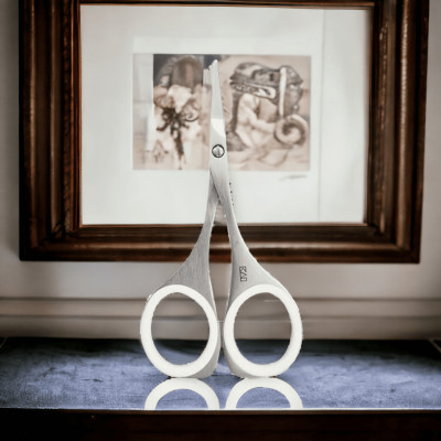 Kéo Tỉa Lông Mày Kai KQ3113 (Màu Trắng)