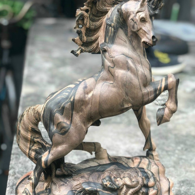 Tượng con ngựa trang trang trí phong thủy hút tài lộc bằng gỗ mun hoa kt cao 40cm