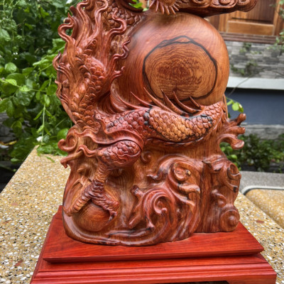 Tượng con rồng ,nhất long vờn ngọc trang trí phong thủy bằng gỗ cẩm đẹp long lanh kt cao 62×29×14cm