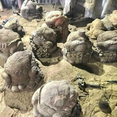 Cóc ngậm đồng tiền phong thủy  bằng gỗ mun đuôi công kt 47×47×40cm