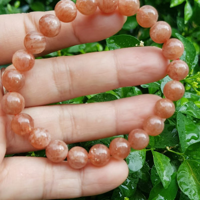 Vòng tay nữ đá mặt trời Sunstone Size 8li hay 8mm đẹp quyến rũ sang trọng đem lại sự tự tin Nổi bật bởi tông màu hồng cam nhẹ nhàng lấp lánh của đá mặt trời Sunstone tượng trưng cho thần mặt trời đẹp Đá Sunstone phù hợp với người mệnh Thổ và mệnh Hỏa ạ