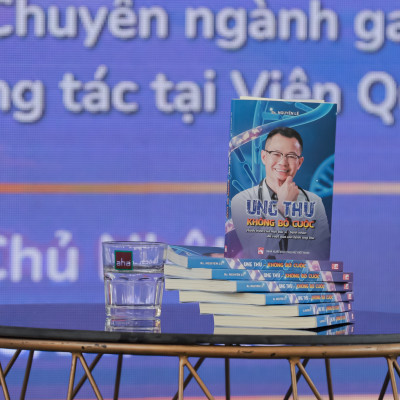 Sách Ung thư - Không bỏ quộc - Hành trình của một bác sĩ - bệnh nhân đã vượt qua căn bệnh ung thư