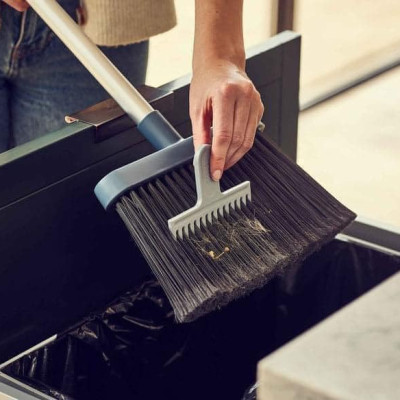 Chổi cán dài treo tường Joseph Joseph 65002 Blue Hàng chính hãng