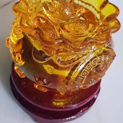 Tượng Phong Thủy Thố tụ tài mới miệng kiểu màu vàng anh tài lộc 10 thỏi xiền vàng đá lưu ly tự nhiên đế gỗ size trung đk 11cm x Cao 11cm cả đế x thố cao 7,5cm Hợp ANh Chị Mệnh Kim Thổ Thuỷ đặt bàn làm việc bàn thờ thần tài ạ