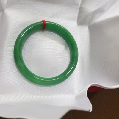 Vòng CẨM THẠCH DLý 49 Ni 49mm x cọng 7mm  Màu Xanh Lá Đậm Hợp Nữ mệnh Mộc Hỏa  Cân nặng 45kg -> 51kg đeo xinh tay ạ