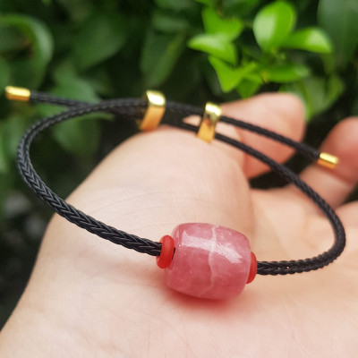 Vòng tay Charm Đá Đào Hoa hồng tươi tự nhiên bóng đẹp phối dây đen may mắn có khoen chỉnh theo tay lớn nhỏ được Nữ mệnh hỏa, mệnh thổ đeo xinh tay may mắn tài lộc tốt công việc ạ