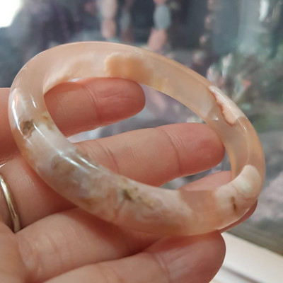 Vòng tay Nữ Bản Hẹ Mới Đá Mã Não Bông Tuyết Hồng nhẹ trắng trong bóng quá đẹp luôn ạ Vòng Ni 53mm  x Cao 11mm x dầy 7mm Nữ Cân nặng 52kg - 55kg đeo xinh tay đẹp lắm ạ