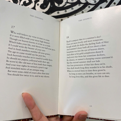 Sách - The Sonnets by William Shakespeare - Poetry / Classics / Fiction in English