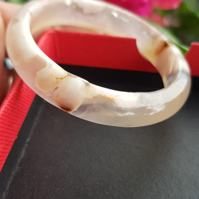 Vòng tay phong thuỷ Nữ Bản Hẹ Đá Mã Não trắng vàng nhẹ bông hoa bóng đẹp Vòng tay Nữ Ni 48mm x Cao 11mm x dầy 6mm Nữ tay nhỏ cân nặng 30kg - 45kg đeo đẹp ạ