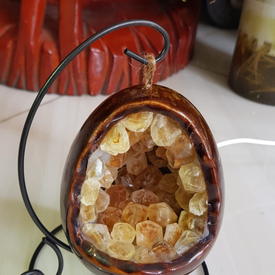 Miếng thạch anh Vàng tự nhiên hốc sâu có đế kiểu có đèn điện công dụng hút tài lộc cả chân Cao 16cm đk 12cm miếng Vàng cao 10cm đk 8cm Anh Chị để bàn trang trí nhà bàn thờ Thần Tài và treo trong phòng làm đèn ngủ may mắn màu Vàng Anh thật sự rất tốt đẹp ạ