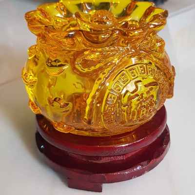 Tượng Phong Thủy Thố tụ tài mới miệng kiểu màu vàng anh tài lộc 10 thỏi xiền vàng đá lưu ly tự nhiên đế gỗ size trung đk 11cm x Cao 11cm cả đế x thố cao 7,5cm Hợp ANh Chị Mệnh Kim Thổ Thuỷ đặt bàn làm việc bàn thờ thần tài ạ