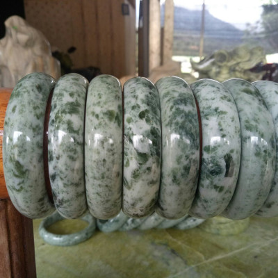 Vòng tay cẩm thạch ngọc serpentione ngọc của việt nam nhiều size cao từ 1.5 đến 2.5cm màu xanh lá cây đậm size 5.6cm