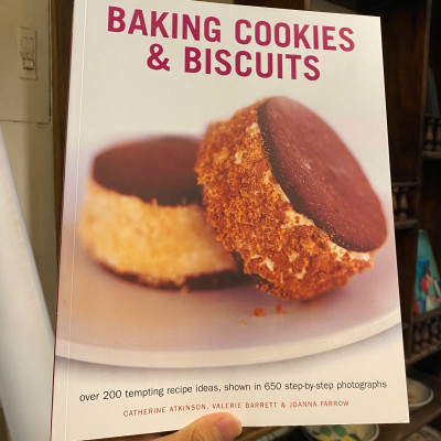 Sách - Baking Cookies & Biscuits by Catherine Atkinson - Dạy nấu ăn tiếng Anh/Cookbook in English