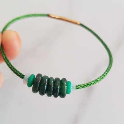 Vòng tay phong thủy nữ charm kiểu 5 đồng tiền Xanh Đậm dây xanh may mắn  Đá cẩm thạch tự nhiên xanh đậm đẹp phối dây màu xan có khoen chắc chắn  Hợp nữ mệnh thủy mộc hỏa ạ