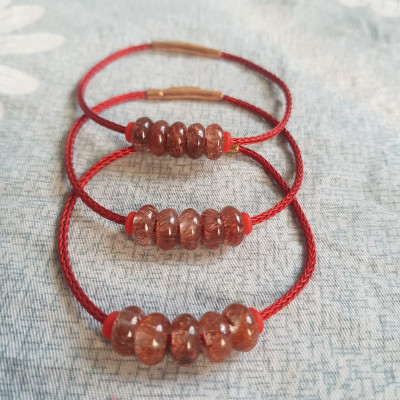 Vòng Tay 5 đồng tiền may mắn kiểu  đá thạch anh tóc đỏ tự nhiên dây đỏ tài lộc  nữ mệnh hỏa mệnh thổ đeo xinh đẹp ạ