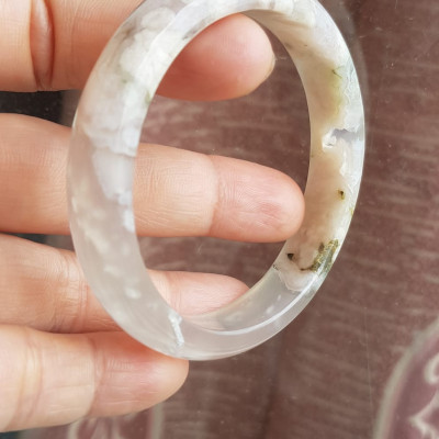 Vòng tay Nữ Bản Hẹ Đá Mã Não Bông Hoa tuyết trắng trong bóng 1 bên đều đẹp  Ni 53mm x Cao 11mm x dầy 6,5mm Nữ mệnh Kim mệnh Thủy 50kg - 54kg đeo xinh đẹp tay ạ