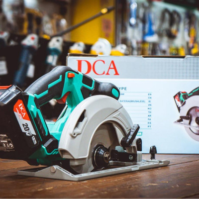 MÁY CƯA ĐĨA TRÒN KHÔNG CHỔI THAN DÙNG PIN 20V/4.0AHX2 DCA ADMY165BM - HÀNG CHÍNH HÃNG