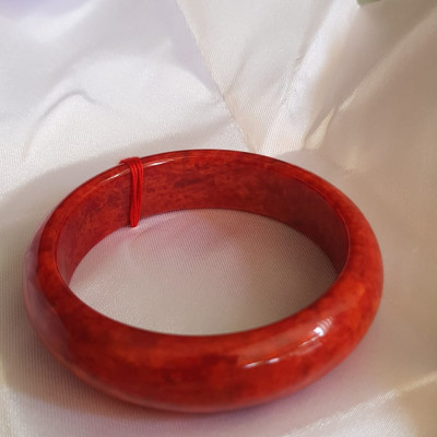 Vòng Cẩm Thạch mới Bản Hẹ Đỏ 56mm x cao 15mm x dầy 7,5mm màu đỏ bông bông đều đậm đẹp nữ mệnh hỏa mệnh thổ 54kg - 65kg đeo hợp ạ