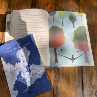 Combo 2 cuốn kỉ niệm 80 năm tác giả Xuân Quỳnh - (Bìa cứng, 40 bức tranh màu họa sĩ Vũ Xuân Hoàn) TRỜI XANH CỦA MỖI NGƯỜI và TRONG ĐÁY MẮT TRỜI XANH LÀ VĨNH VIỄN (Nhật ký, ghi chép và những bức thư chưa từng công bố) (bìa mềm) – Lưu Khánh Thơ biên soạn