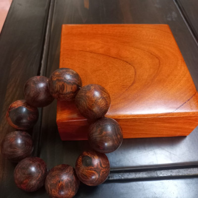 Vòng đeo tay gỗ sưa đỏ ,phong thủy hút tài lộc kt hạt to 25ly