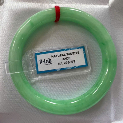 Vòng Cẩm Thạch Tự Nhiên Kiểm Định P Lab No 296657 Vip Sịn Ni 52mm x Chột 8mm Màu Xanh Lý Trắng nhẹ đều bóng mượt các Chị tay lên tay đẹp xuất sắc sịn sang xinh lắm nữ 50kg - 56kg đeo ạ