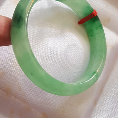 Vòng Cẩm Thạch tự nhiên Bản Hẹ Sịn size 53mm x cao 12mm x dầy 7mm màu xanh lý tươi bóng đẹp nữ 51kg - 56kg đeo ạ