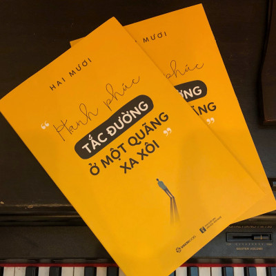 Hạnh phúc tắc đường ở một quãng xa xôi - Tác giả: Hai Mươi - Không nên là những nhớ nhung phù phiếm, những tương lai bị buộc quá chặt để đến lúc đứt gãy sẽ chẳng thể nào hàn gắn, ngay trong những lỗ hổng của chính bản thân mình