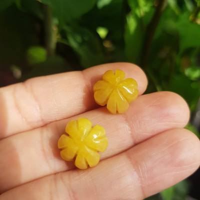 Trang sức phối vòng tay Bông Hoa Cỏ 4 Lá Đá cẩm thạch VÀNG ANH ĐẬM đẹp Size bông 14mm x 6mm x lỗ đk 2mm Nữ mệnh Kim Thổ Thủy phối với Vòng đeo tay, làm mặt dây chuyền, mặt nhẫn đeo ạ