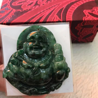 MẶT DÂY CHUYỀN PHẬT DI LẶC TO Cao 42mm x Ngang 44,5mm x Dầy 11mm  CẦM THỎI VÀNG NHƯ Ý CƯỜI TƯƠI ĐÁ CẨM THẠCH TỰ NHIÊN XANH ĐẬM BÓNG ĐẸP  NAM BỌC VÀNG LÊN LÀM MẶT DÂY CHUYỀN ĐẸP ĐẸP Ạ